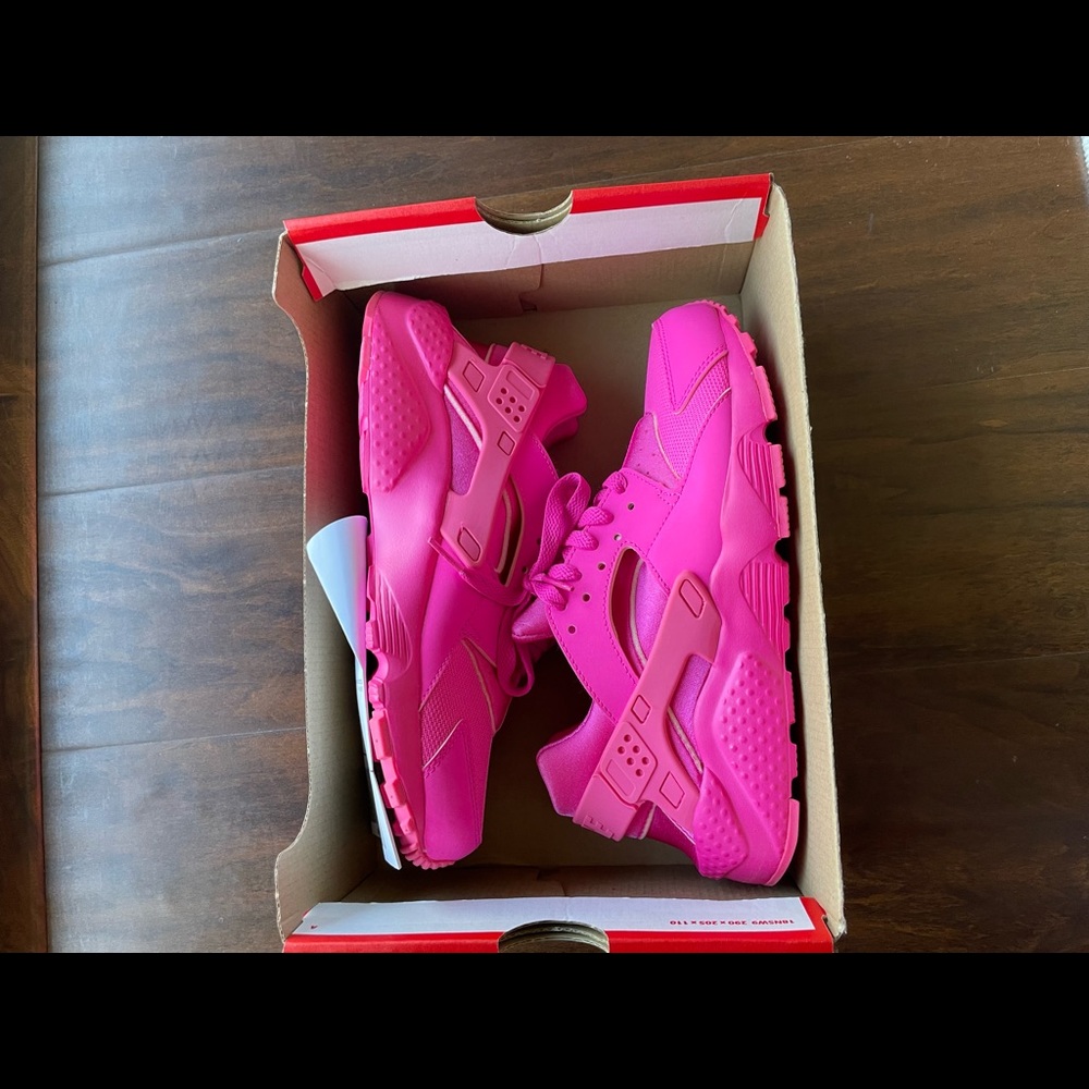 Nike huricon Youth size 7 (NEVER WORN)